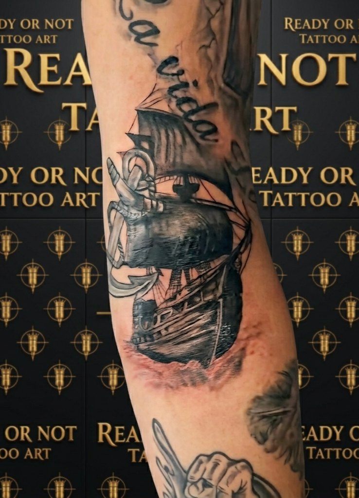 Maritim Tattoo — Segelschiff mit Schriftzug als Unterarm-Motiv